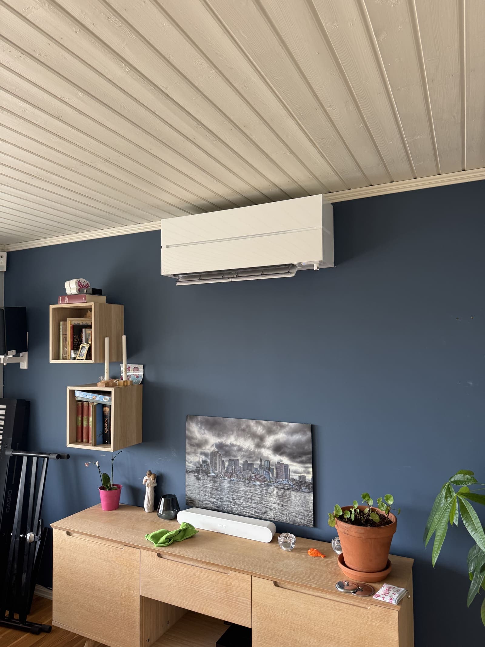 Mitsubishi innedel montert i stue, varmepumpe i Frogn