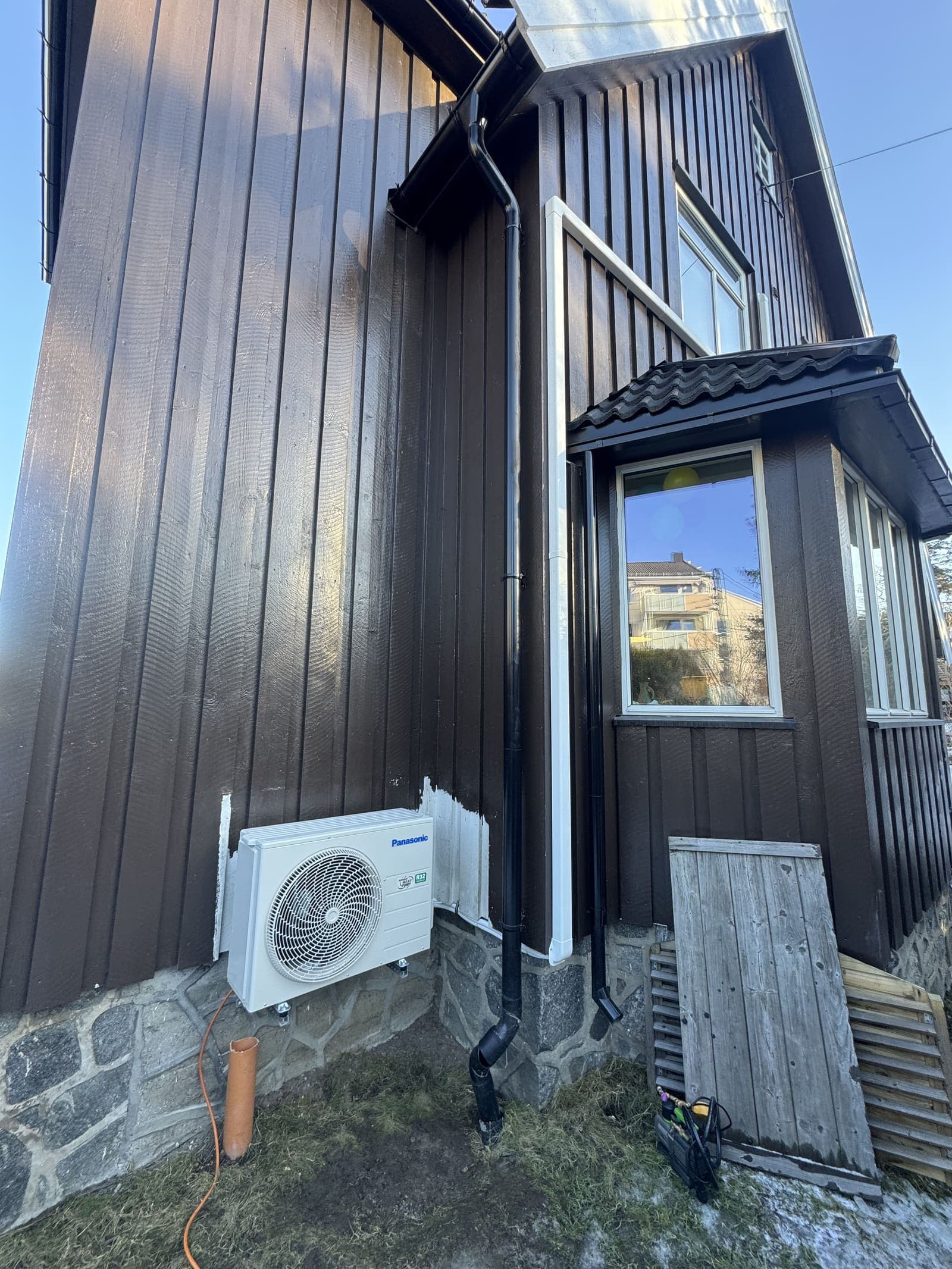 Panasonic utedel montert på hytte, varmepumpe i Frogn